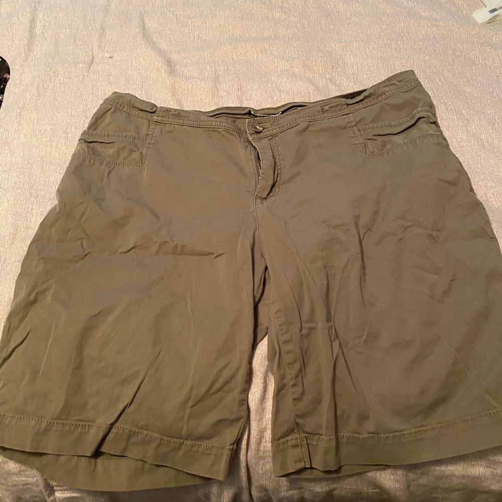 Lee army green women’s shorts